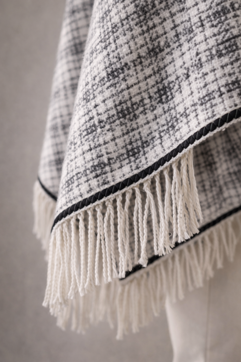 SIVÓRA — Checks Classic - B&W Sleeved Shawl